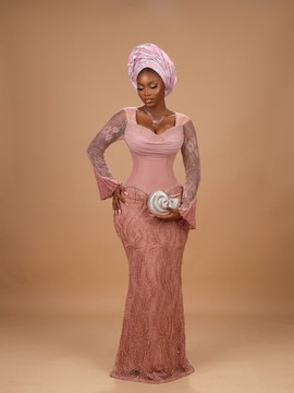 Robe de luxe africaine Aso-ebi en dentelle perlée rose poudré et corset en maille