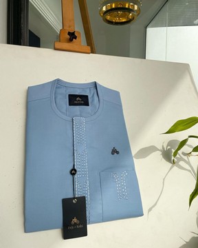 Un caftan Senator bleu bébé avec pont et rabat sur le devant à pois et caftan brodé de poche