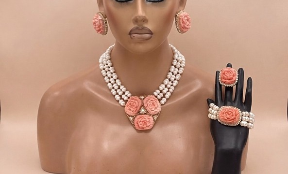 Parure de bijoux de luxe rose corail et perles : collier, boucles d’oreilles et bague