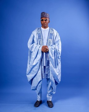 Un bleu Skye, « Dan Fodio » Arewa, coupe devant avec détails de broderie à queue ronde tagbada