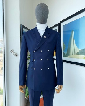 Un costume croisé bleu marine "ibiza" avec des boutons-pression et un pantalon