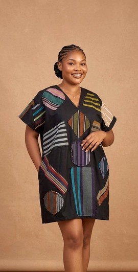 Robe mini en patchwork Ankara noire – Coupe ample imprimé africain multicolore