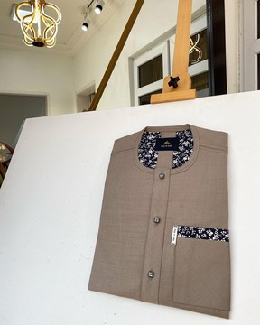 Un caftan sur mesure pour homme marron Carton avec des détails cachemire.