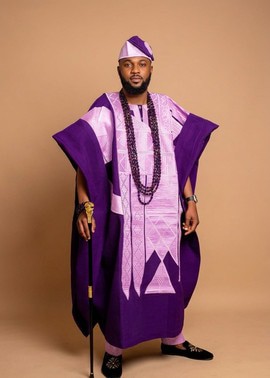 Ensemble Agbada brodé violet profond et lilas – Tenue traditionnelle pour homme en 4 pièces avec fila bicolore
