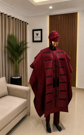 Ensemble Agbada texturé rouge vin pour homme – Robe brodée audacieuse avec pantalon et bonnet
