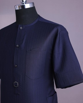 Un caftan africain à rabat sur le devant à rayures crayon invisibles bleu nuit