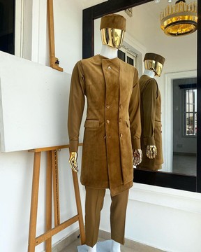 Une veste militaire grecque monochrome marron clair, caftan de sénateur
