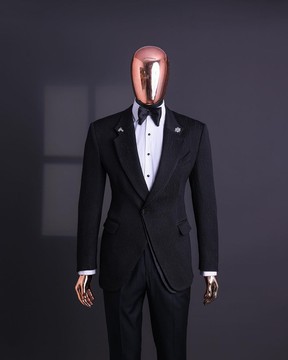 Un costume de smoking noir anthracite en jacquard à motif champignon et à revers crantés