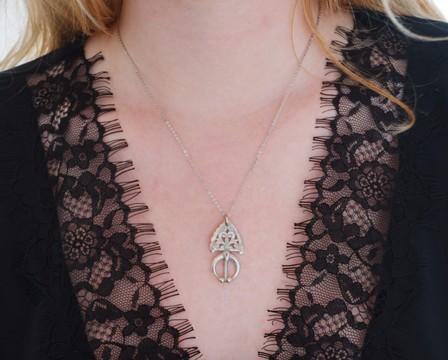 Handmade Amazigh fibula pendant necklace in 925 silver for a chic and unique everyday look