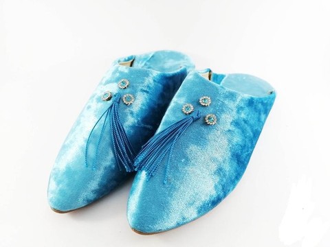 Handcrafted feminine fashion slipper