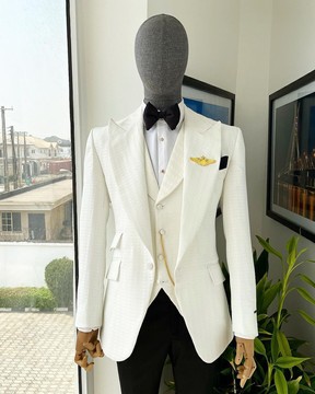 Un costume blanc ivoire, revers en pointe, ligne infinie et jacquard à motif carré