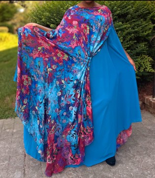 Robe caftan longue élégante et stylée, ample, bleue, multicolore, en mousseline de soie imprimée et transparente