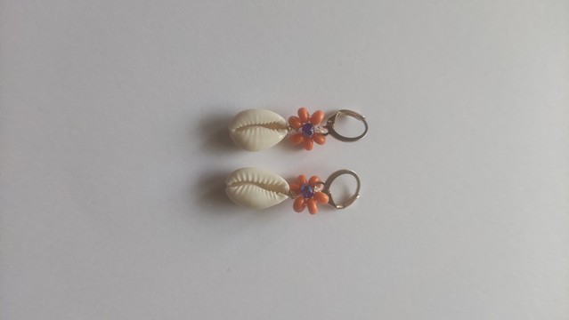 Boucles d'oreilles pendantes cauris et perles oranges
