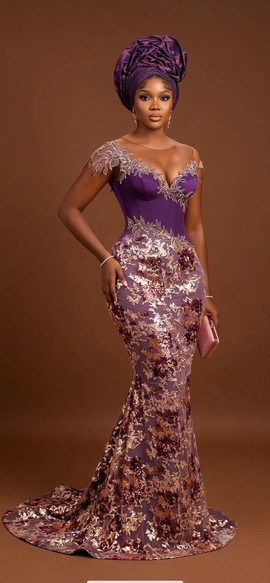 Robe de sirène violette et bronze ornée de décorations