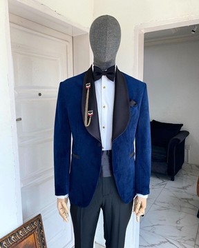 Un costume de smoking à revers châle en velours bleu marine