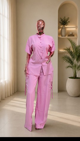 Ensemble chemise rose boutonnée sur le devant et pantalon cargo à jambes larges pour femme