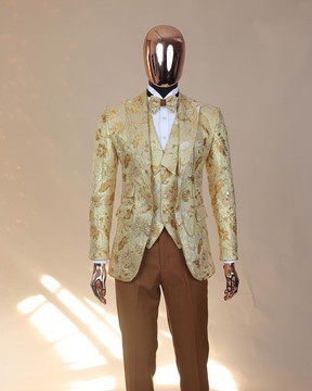 Le costume de smoking et le pantalon de smoking en jacquard à revers en pointe doré et éclaboussures de caramel "Metaphor".