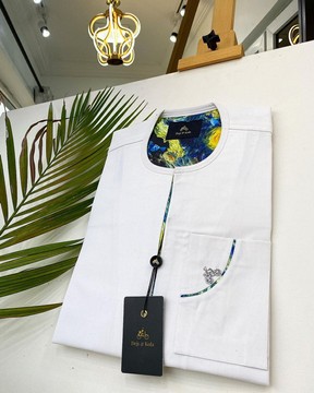 Un caftan blanc.