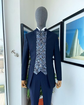 Un bleu marine "centre-ville" avec un costume à motif fleuri en jacquard métallisé coupé sur le devant