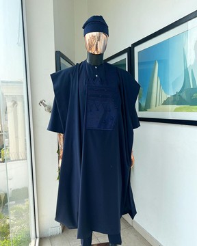 A bleu marine, triple v, quadrillé 7 détails de broderies monochromes agbada