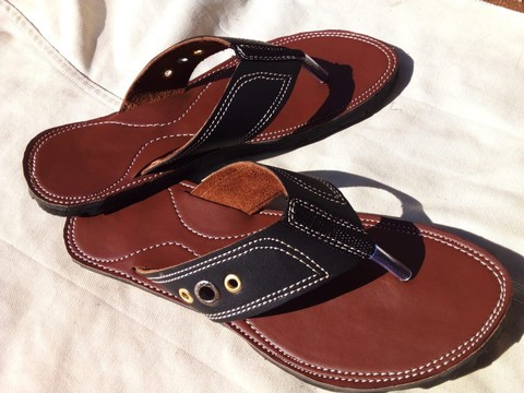 Handcrafted Men’s Maroon &amp; Black Leather Thong Sandals – Classic Shield Slides with Gold Eyelets