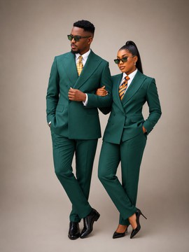 Ensemble assorti pour couple avec costume vert émeraude, chemise et cravate