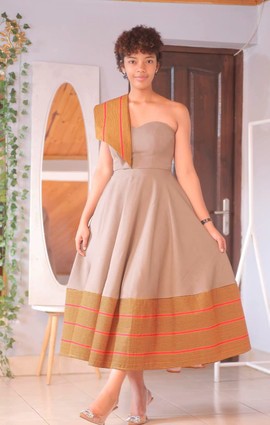 Robe longue/ Robe de mariée/Fiançaille brodée/ BRODERIE MALAGASY/Madagascar