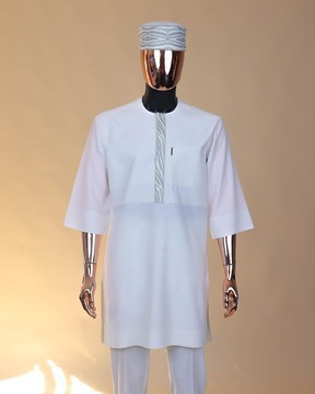 Un blanc ivoire, une broderie à glissière ondulée, manche 3/4 Africain sénateur caftan natif.