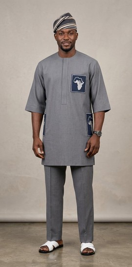 Costume sénatorial nigérian gris pour homme avec écusson représentant la carte de l’Afrique