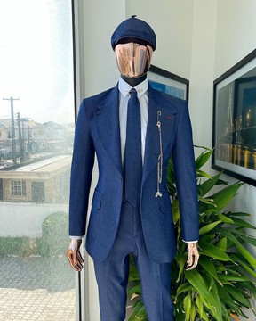 Un revers cranté en denim « peaky blinders », tricoté, pantalon en denim Gurkha » Trosuer, cravate et chapeau
