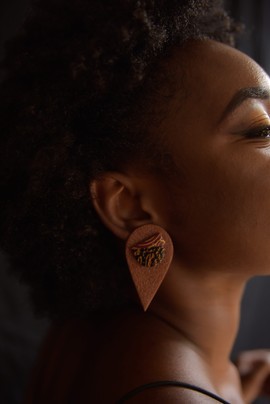 FANCY19-15: BROWN DROP NAILS