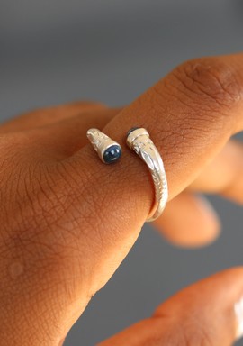 Vangovango cross ring