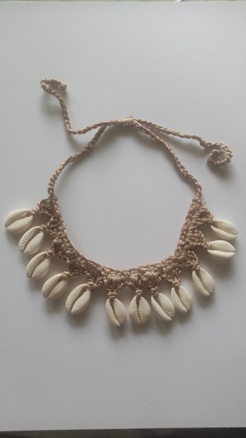 Collier ras de cou tressé décoration cauris