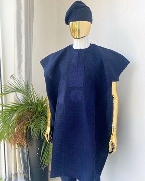 Un dashiki aso oke bleu marine, avec un motif de broderie florale et en forme de boîte