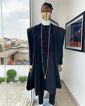 Un Agbada monochrome tout noir