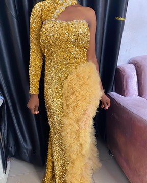 Robe à paillettes dorées