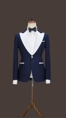 Un smoking bleu marine. Best-seller