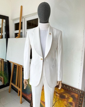Un costume à revers châle blanc ivoire monochrome