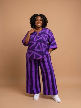 Ensemble avec haut à imprimé géométrique violet et pantalon rayé à jambes larges