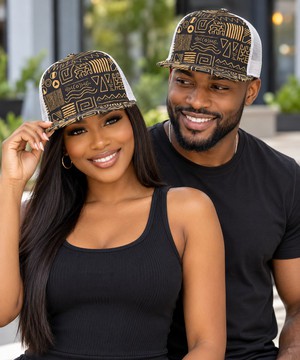 Casquette en mesh noire à visière plate et imprimé bogolan afrocentrique | Coiffure en bogolan | Bynelo