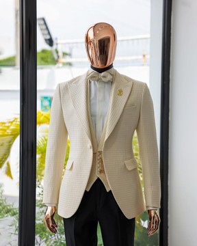 Une veste jacquard rembourrée/inclinée blanc crème à revers en pointe