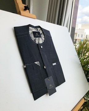 Un caftan gris irlandais sur mesure avec des boutons Swarovski.