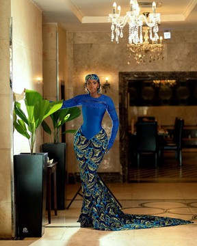Robe de mariée sirène en Ankara bleu / robe de bal / tenue pour anniversaire, réception de mariage ou cérémonie à l’église