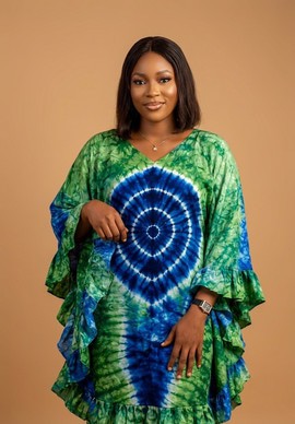 Robe kaftan à volants en adiré tie-dye spirale vert et bleu indigo