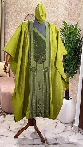 Agbada pour homme vert citron brodé – robe ornée de sequins et de perles avec bonnet assorti