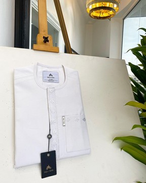Une rayure audacieuse, des détails de broderie caftan sénateur blanc natif.