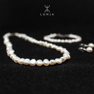White Freshwater Cultured Pearl Set In Rectangular And Flat Shape