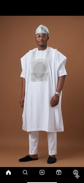 Ensemble traditionnel Agbada blanc éclatant