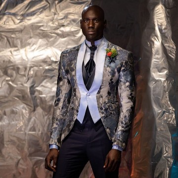Un tailleur de smoking bleu et gris à fleurs et fermeture à l'avant