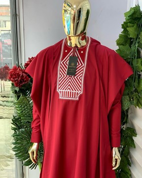 Un agbada rouge brodé. Vêtements traditionnels africains. Agbada